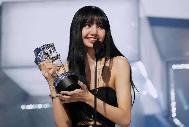 Salah satu personel BLACKPINK, Lisa pun diumumkan sebagai pemenang penghargaan ‘Best KPop’ dengan lagu solonya LALISA. Foto: dok. Getty Images