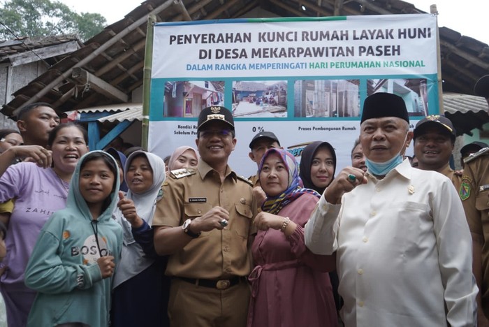 Bupati Bandung Dadang Supriatna menyerahkan kunci rumah yang telah diperbaiki melalui program Rumah Tidak Layak Huni (rutilahu) di Kampung Cipeundeuy Desa Mekarpawitan Kecamatan Paseh, Kabupaten Bandung.