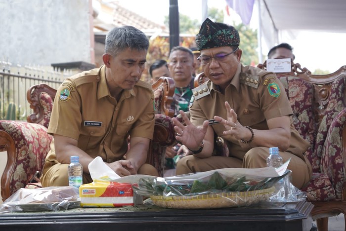 Bupati Bandung Dadang Supriatna meresmikan pembangunan Sistem Penyediaan Air Minum (SPAM) perdesaan pada kegiatan Saba Desa di Kecamatan Paseh, Bandung, Senin (29/8).