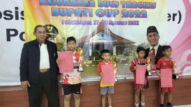 Penyerahan hadiah kelas usia dini (anak-anak)