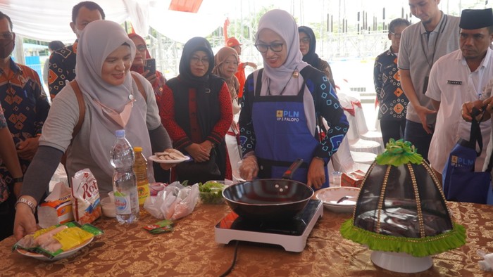Bupati Luwu Utara Memasak pakai Kompor Listrik