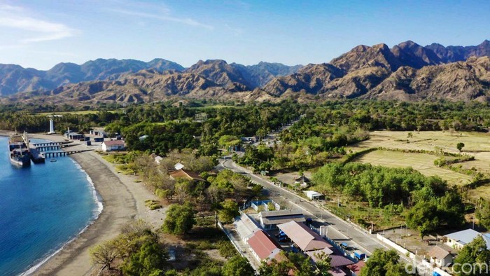 Cantiknya Wini, Kota Kecil di Perbatasan RI-Timor Leste Wini tidak sekedar kota kecil di perbatasan Indonesia dan Timor Leste. Wini memiliki lanskap indah di antara pantai dan perbukitan.