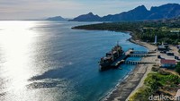 Terdapat pelabuhan di Wini untuk menunjang kebutuhan logistik.