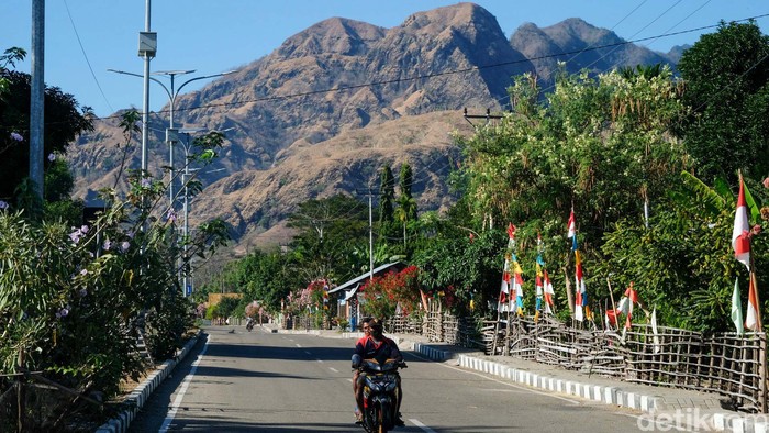 Wini tidak sekedar kota kecil di perbatasan Indonesia dan Timor Leste. Wini memiliki lanskap indah di antara pantai dan perbukitan.