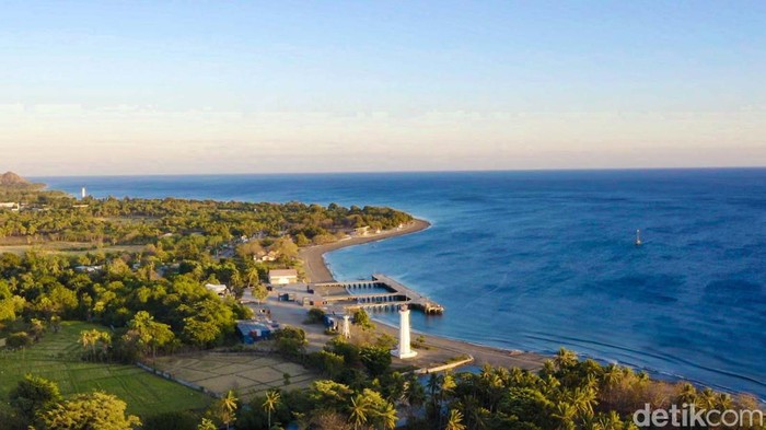 Cantiknya Wini, Kota Kecil di Perbatasan RI-Timor Leste Wini tidak sekedar kota kecil di perbatasan Indonesia dan Timor Leste. Wini memiliki lanskap indah di antara pantai dan perbukitan.