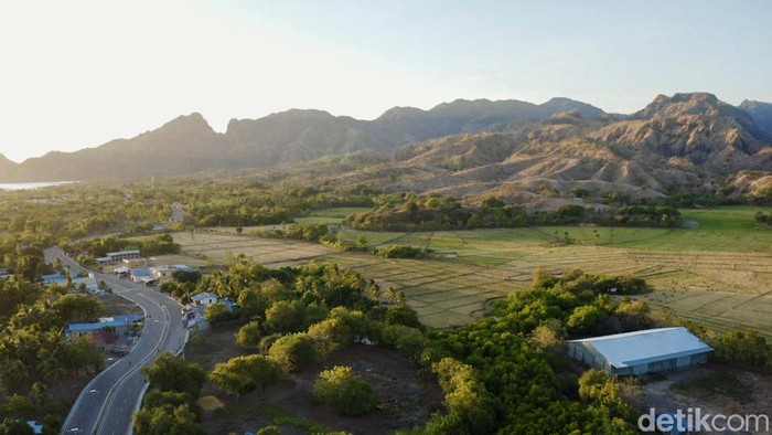 Cantiknya Wini, Kota Kecil di Perbatasan RI-Timor Leste Wini tidak sekedar kota kecil di perbatasan Indonesia dan Timor Leste. Wini memiliki lanskap indah di antara pantai dan perbukitan.