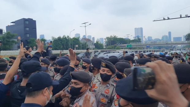 Demo di DPR Ricuh, Massa Lempar Botol Minuman ke Polisi