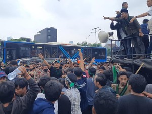 Demo di DPR Ricuh, Massa Lempar Botol ke Arah Polisi!