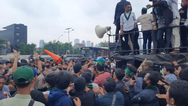 Demo di DPR Ricuh, Massa Lempar Botol Minuman ke Polisi