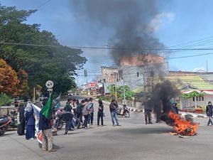 Demo Tolak Kenaikan Harga BBM di Sinjai, Mahasiswa dan Aparat Saling Dorong