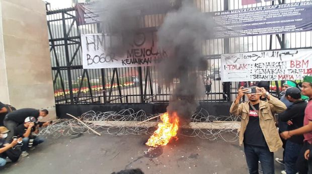 Demo massa di depan DPR bakar ban