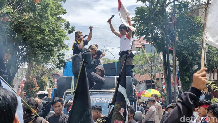 Mahasiswa dan siswa SMAN 2 Rantepao melakukan aksi demonstrasi di depan kantor Pengadilan Negeri (PN) Makale Tana Toraja, Sulawesi Selatan (Sulsel).