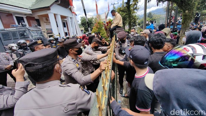 Demonstrasi di Pengadilan Negeri Makale Toraja Ricuh