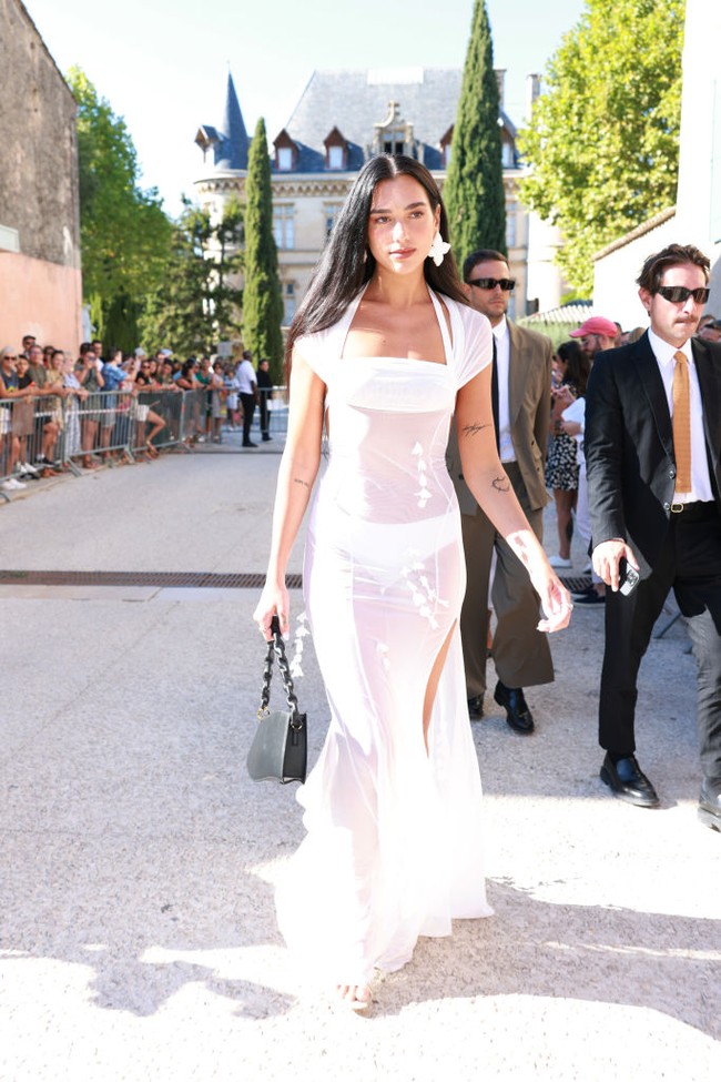 Inilah penampilan Dua Lipa saat menghadiri pernikahan desainer Jacquemus, Simon Porte Jacquemus. Sang desainer menikah dengan pasangan sesama jenisnya Marco Maestri pada 27 Agustus 2022 di Prancis. Foto: Dok. Arnold Jerocki/Getty Images