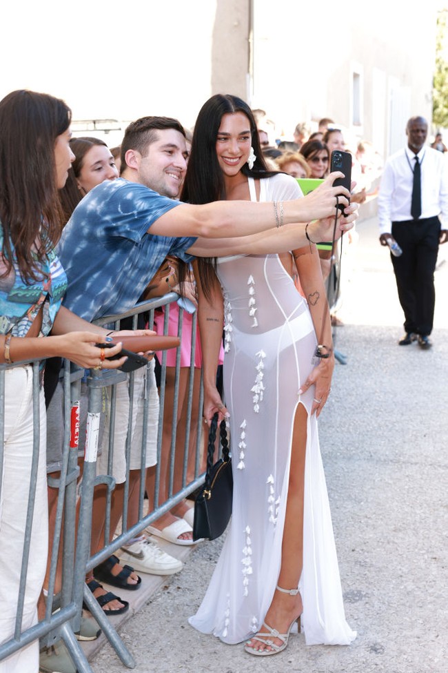 Dress transparan yang dipakai Dua Lipa ini merupakan karya dari desainer Jacquemus yang pernikahannya dihadiri oleh pelantun Kiss and Makeup itu. Foto: Dok. Arnold Jerocki/Getty Images 