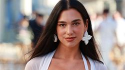 Potret Dua Lipa Wanita Tercantik Dunia di Mata Callum Turner