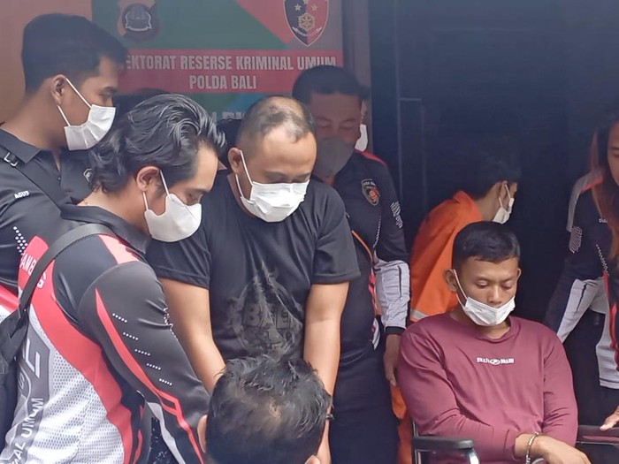 Dua pelaku pembunuh karyawati bank I Gusti Agung Mirah Lestari (42) berinisial NSP (31) dan RN (28) saat dihadirkan dalam konferensi pers di Polda Bali, Senin (29/8/2022).