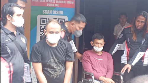 Dua pelaku pembunuh karyawati bank I Gusti Agung Mirah Lestari (42) berinisial NSP (31) dan RN (28) saat dihadirkan dalam konferensi pers di Polda Bali, Senin (29/8/2022).