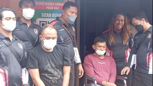 Dua pelaku pembunuh karyawati bank I Gusti Agung Mirah Lestari (42) berinisial NSP (31) dan RN (28) saat dihadirkan dalam konferensi pers di Polda Bali, Senin (29/8/2022).