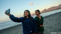 Untuk masuk ke tempat ini pun pengunjung tidak dikenakan biaya sepeser pun. Pengunjung tinggal memarkirkan kendaraannya di tepi jalan dan masuk lewat pintu-pintu kecil yang tersedia di sepanjang pantai.