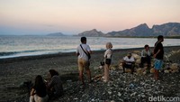 Lanskap perbukitan terlihat jelas dari Pantai Wini.