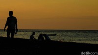 Sejumlah warga menikmati suasana senja di Pantai Wini.
