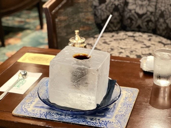 Kopi disajikan dalam es batu ada di Jepang