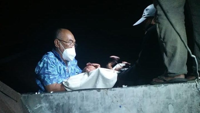 evakuasi bayi yang dibuang di talang air rumah elit di dharmahusada utara