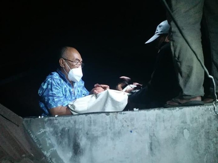 evakuasi bayi yang dibuang di talang air rumah elit di dharmahusada utara
