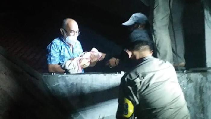 evakuasi bayi yang dibuang di talang air rumah elit di dharmahusada utara