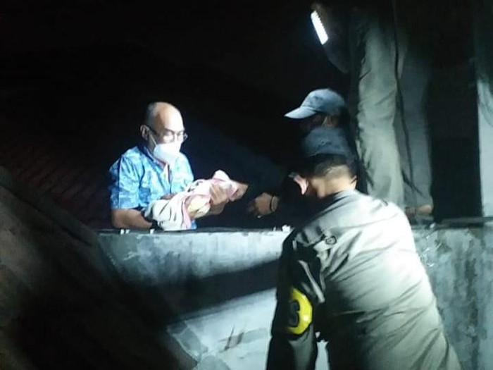 evakuasi bayi yang dibuang di talang air rumah elit di dharmahusada utara