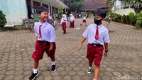 Pada kawan-kawan sekolahnya, Farel antusias menceritakan pengalamannya bertemu banyak artis dan pejabat di Jakarta. Meski begitu, menurut teman-temannya Farel tetap menjadi kawan yang baik dan tidak sombong. Foto: Ardian Fanani/detikJatim