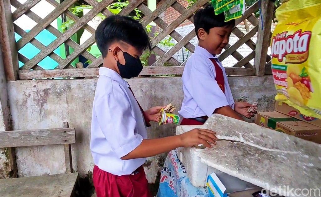 Farel Prayoga saat jajan di kantin sekolahnya