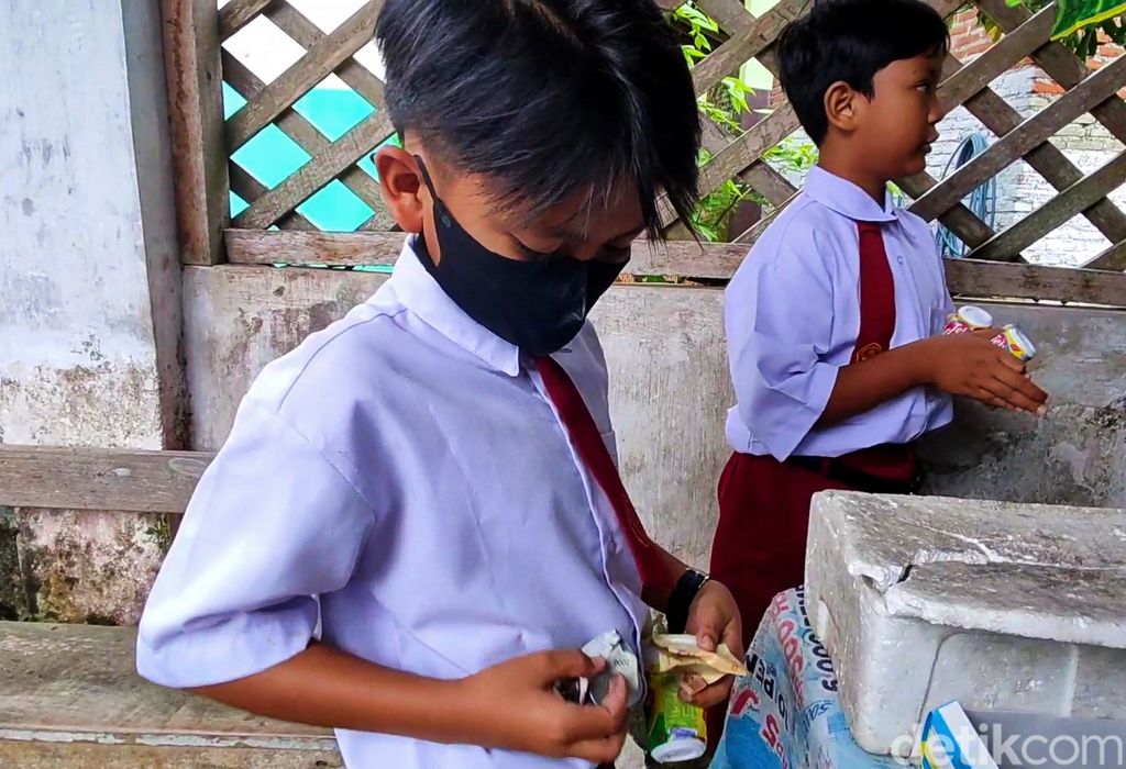 Farel Prayoga saat jajan di kantin sekolahnya