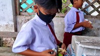 Meski diliputi ketenaran, Farel tetap membumi. Dalam kesehariannya di sekolah, Farel membeli jajanan kantin dengan uang receh. Foto: Ardian Fanani/detikJatim