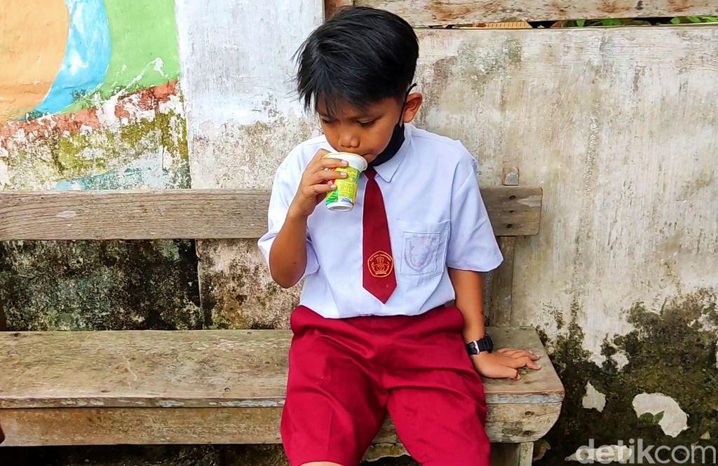 Farel Prayoga saat jajan di kantin sekolahnya