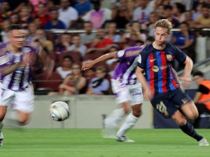Frenkie de Jong Terbang ke London, Isyarat Pindah ke Premier League?