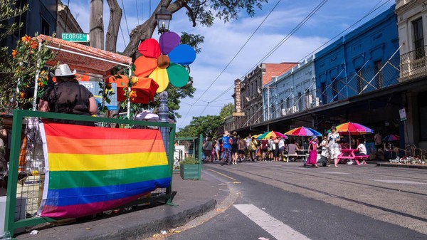 Gertrude Street yang berada di Melbourne, Australia. Eliza Campbell dari Time Out Australia menggambarkan jalan ini sebagai tempat yang indah, sederhana tanpa kehidupan malam yang merajalela seperti di tempat lain yang relatif gaduh. Foto: Michael Currie/Speed Media/Alamy Stock Photo Gertrude Street yang berada di Melbourne, Australia. Eliza Campbell dari Time Out Australia menggambarkan jalan ini sebagai tempat yang indah, sederhana tanpa kehidupan malam yang merajalela seperti di tempat lain yang relatif gaduh. Foto: Michael Currie/Speed Media/Alamy Stock Photo