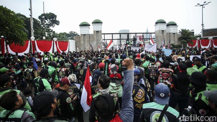 Koalisi Ojol Nasional 298 menggelar demo di depan gedung DPR RI, Jakarta Pusat, Senin (29/8/2022). Setidaknya ada empat tuntutan utama dari aksi unjuk rasa hari ini, salah satunya menolak kenaikan harga bahan bakar minyak (BBM).