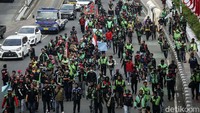 Massa ojol tiba di Gedung DPR sekitar pukul 12.30 WIB.