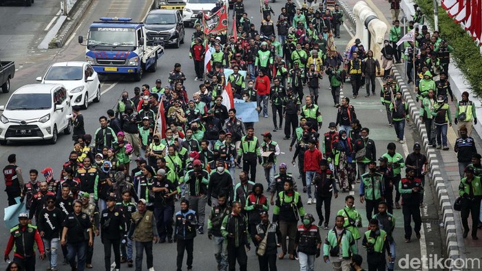 Koalisi Ojol Nasional 298 menggelar demo di depan gedung DPR RI, Jakarta Pusat, Senin (29/8/2022). Setidaknya ada empat tuntutan utama dari aksi unjuk rasa hari ini, salah satunya menolak kenaikan harga bahan bakar minyak (BBM).