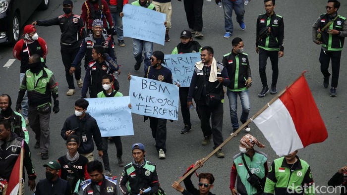 Koalisi Ojol Nasional 298 menggelar demo di depan gedung DPR RI, Jakarta Pusat, Senin (29/8/2022). Setidaknya ada empat tuntutan utama dari aksi unjuk rasa hari ini, salah satunya menolak kenaikan harga bahan bakar minyak (BBM).