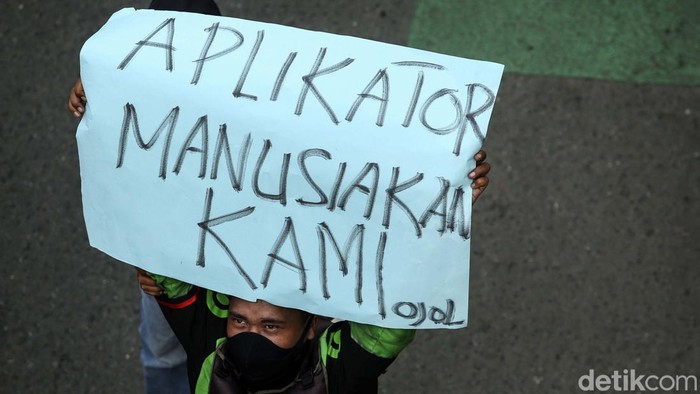 Koalisi Ojol Nasional 298 menggelar demo di depan gedung DPR RI, Jakarta Pusat, Senin (29/8/2022). Setidaknya ada empat tuntutan utama dari aksi unjuk rasa hari ini, salah satunya menolak kenaikan harga bahan bakar minyak (BBM).
