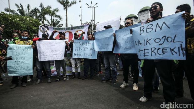 Koalisi Ojol Nasional 298 menggelar demo di depan gedung DPR RI, Jakarta Pusat, Senin (29/8/2022). Setidaknya ada empat tuntutan utama dari aksi unjuk rasa hari ini, salah satunya menolak kenaikan harga bahan bakar minyak (BBM).