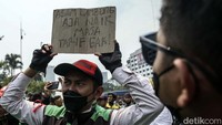 Massa juga meminta kenaikan tarif yang sebelumnya diwacanakan serta menolak kenaikan harga BBM.
