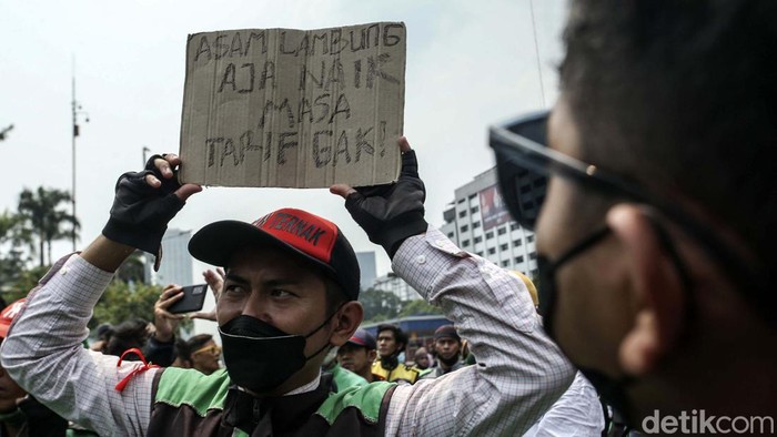 Geruduk DPR, Ojol Tolak Kenaikan Harga BBM Koalisi Ojol Nasional 298 menggelar demo di depan gedung DPR RI, Jakarta Pusat, Senin (29/8/2022). Setidaknya ada empat tuntutan utama dari aksi unjuk rasa hari ini, salah satunya menolak kenaikan harga bahan bakar minyak (BBM).