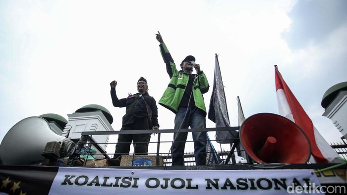 Geruduk DPR, Ojol Tolak Kenaikan Harga BBM Koalisi Ojol Nasional 298 menggelar demo di depan gedung DPR RI, Jakarta Pusat, Senin (29/8/2022). Setidaknya ada empat tuntutan utama dari aksi unjuk rasa hari ini, salah satunya menolak kenaikan harga bahan bakar minyak (BBM).