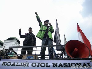 Silih Berganti Massa ke DPR demi Tolak Kenaikan Harga BBM
