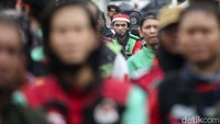 Mereka menuntut adanya hak sebagai pekerja untuk bisa dipenuhi dari jam kerja, jaminan upah minimum hingga hak perempuan, dan berserikat.