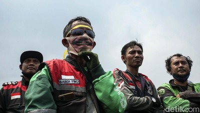 Minta Kepastian Tarif Naik, Driver Ojol Demo di DPR, Ini Fotonya